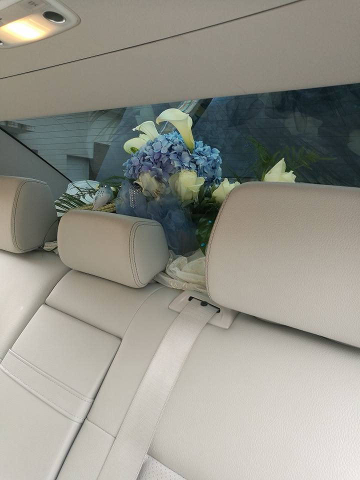 Intérieur voiture décorée pour mariage